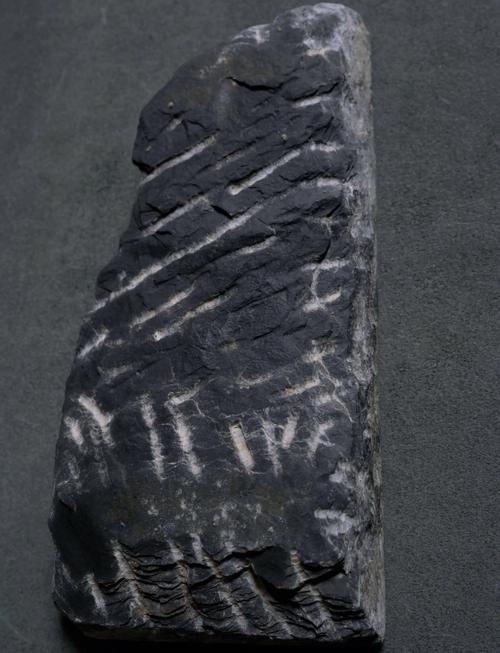 被盗凿后残缺的古代石刻文物