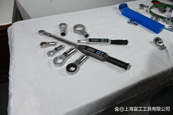 维修厂用扭力扳手拧雨刮臂固定螺母