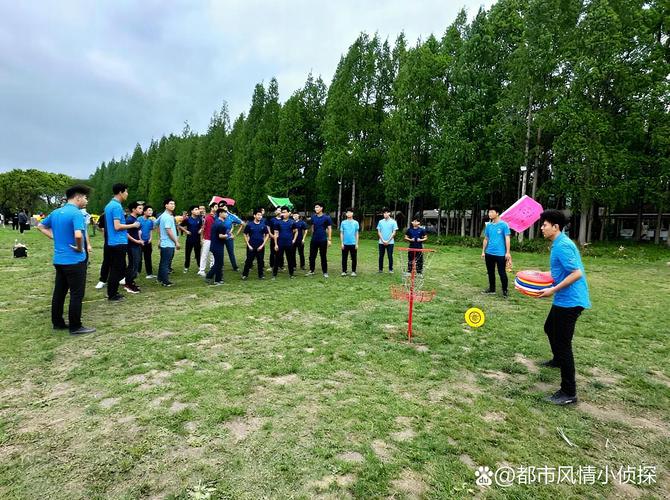 休闲飞盘活动中场休息喝水