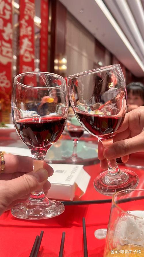婚礼喜杯敬酒特写照片