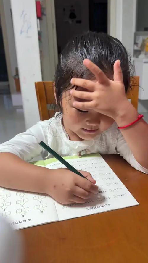 孩子给家长讲数学练习题日常场景