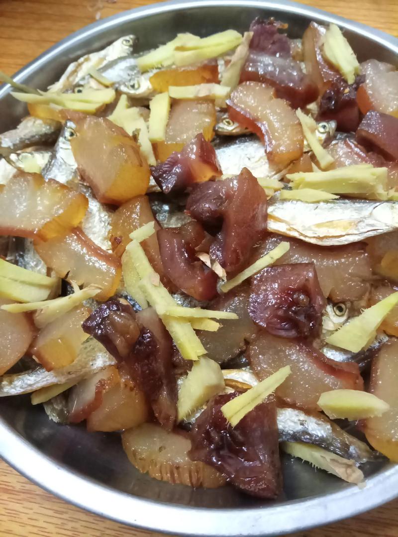 广东清蒸鱼与四川腊肉对比照