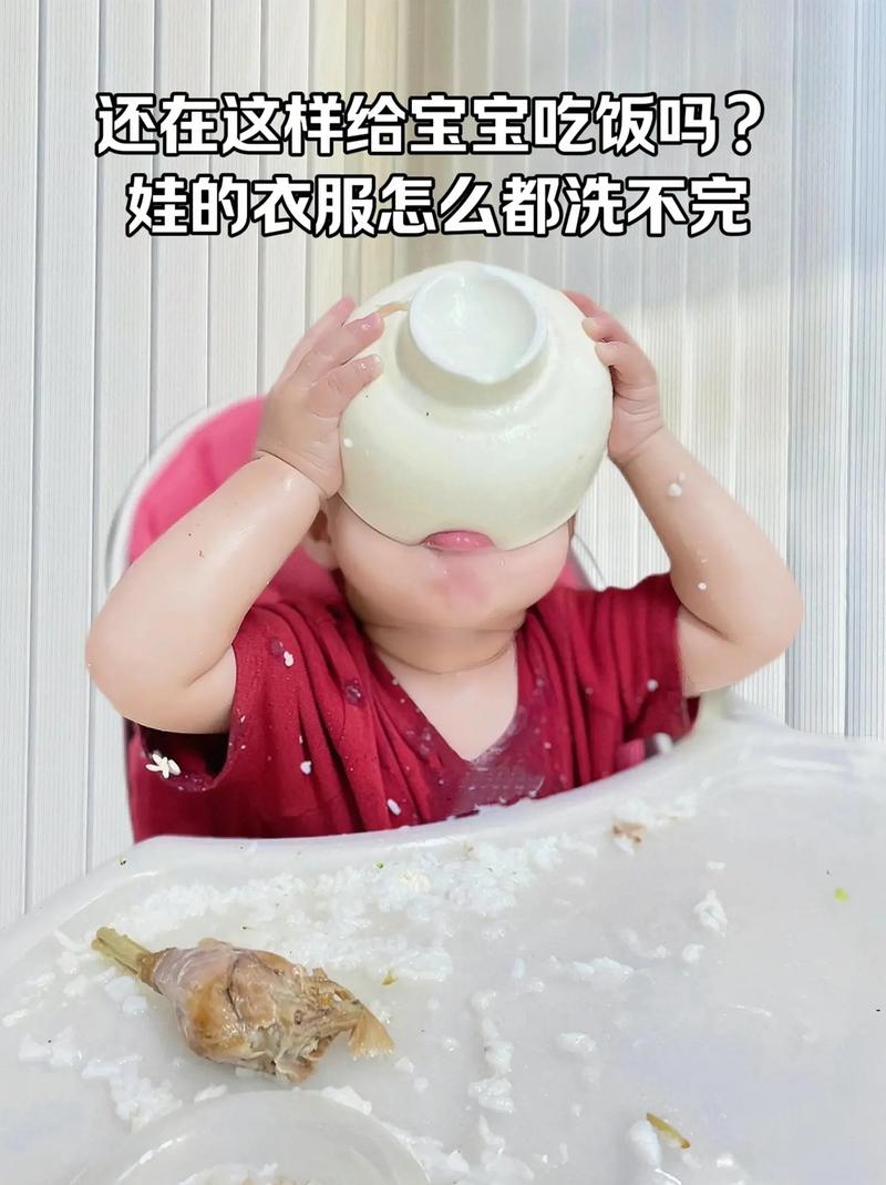 一岁宝宝自己抓辅食吃弄脏餐桌场景