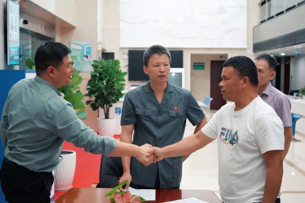 年轻人攥着应诉通知坐在法律援助调解室