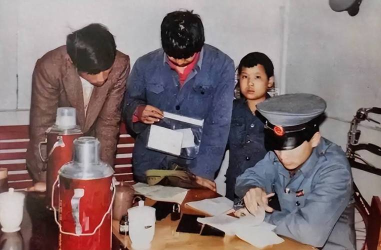 1990年代手工录入中文分词词表的实验室工作台
