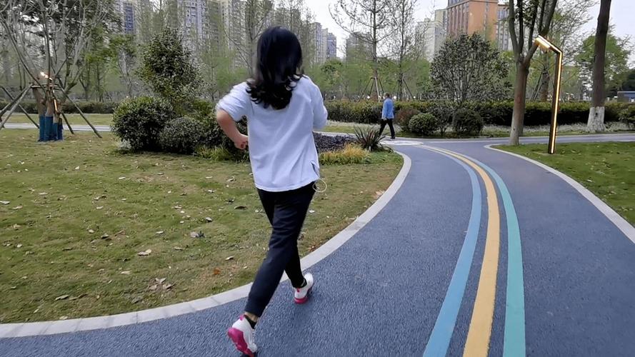 新手穿旧运动鞋在小区步道慢跑的日常场景