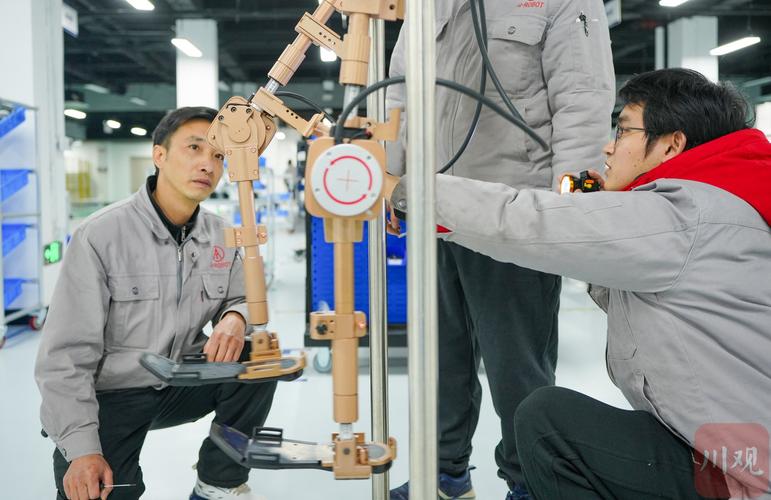 工业无源外骨骼工人生产线作业实拍