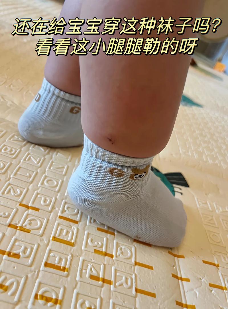 妈妈故意穿错袜子逗笑孩子