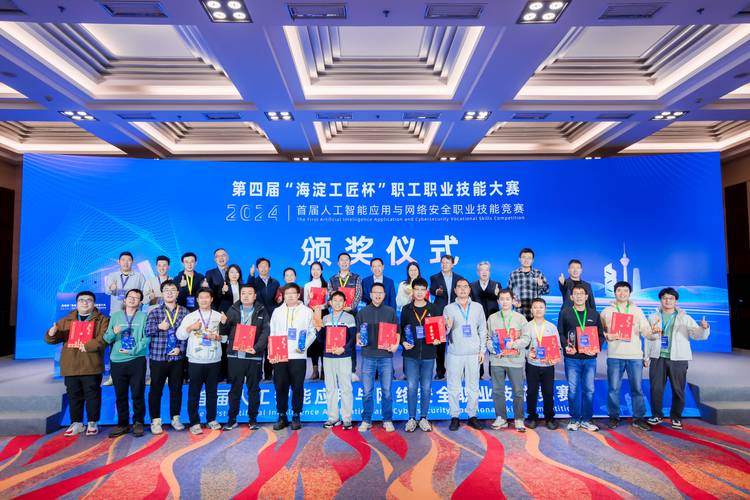 工厂技能比赛现场,获奖年轻工人与父母视频分享喜悦