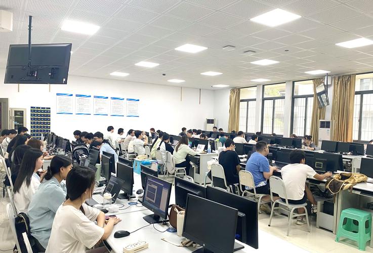 高校技术转移办公室日常工作场景