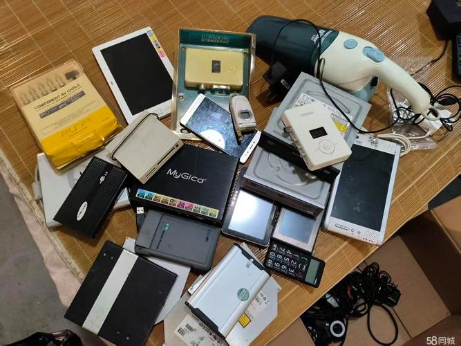 书桌抽屉里堆着的闲置智能手表和旧数码配件