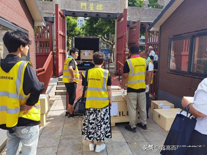 文保执法人员核查涉案文物快递现场图