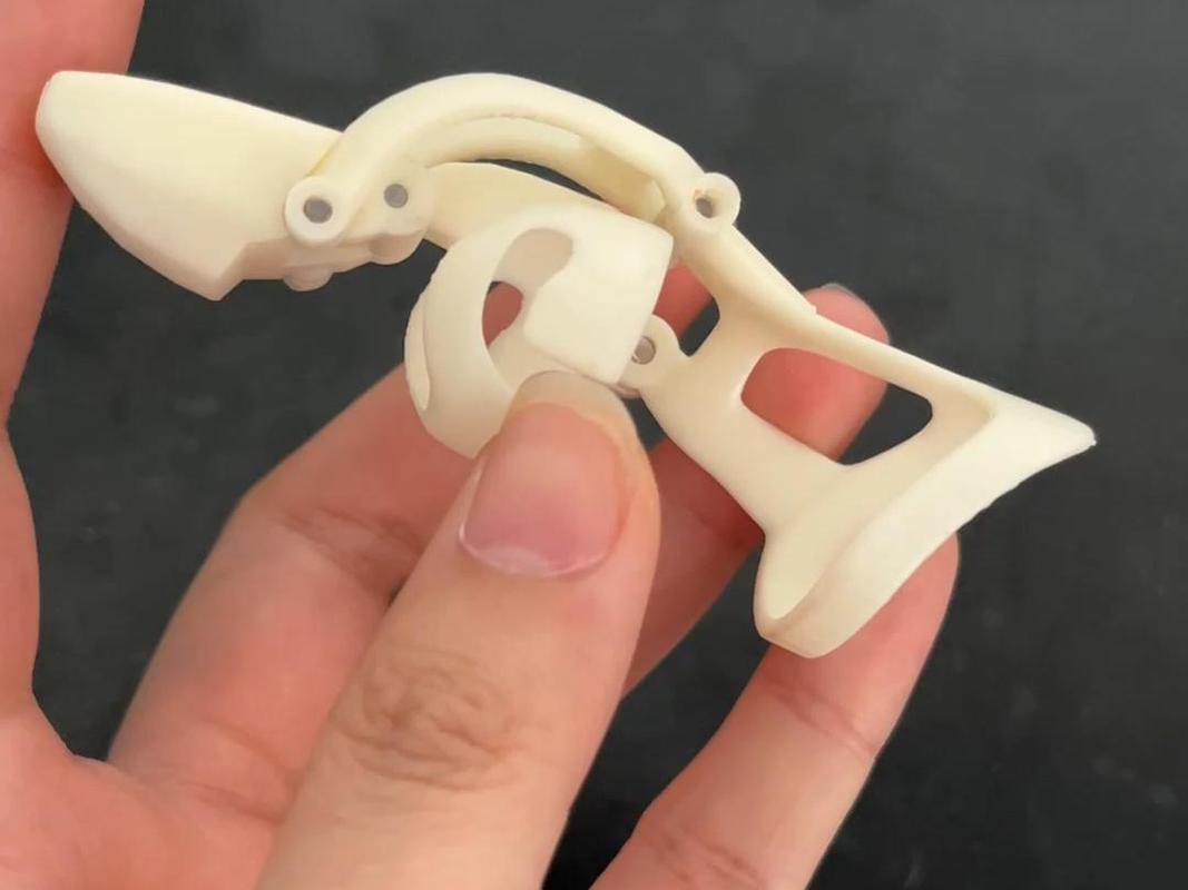 初中女生用3D打印笔修改指关节固定器原型