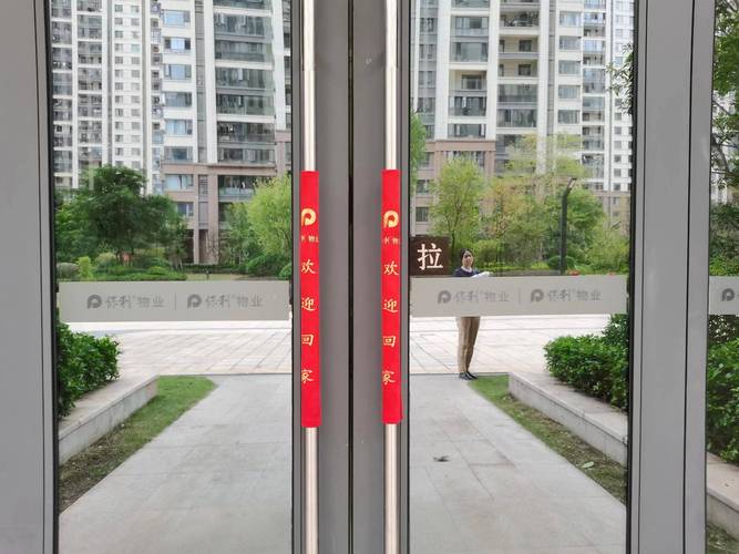 秋冬亲子单元楼门口被静电击中场景