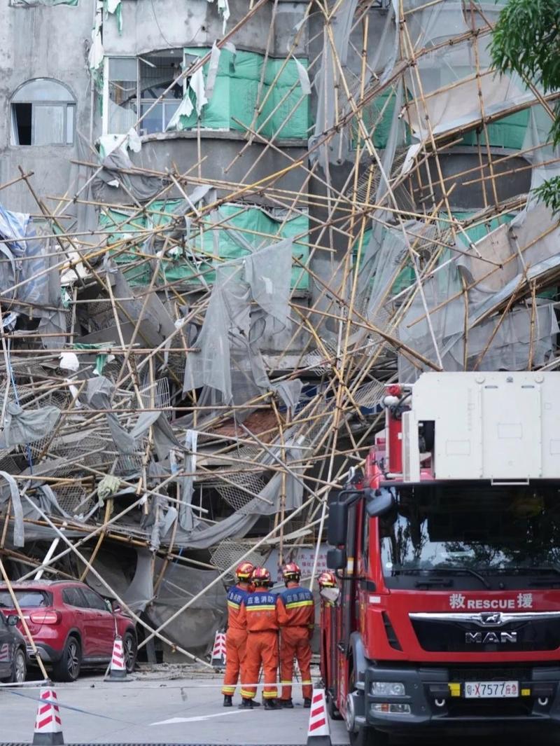 建筑外墙翻新工地脚手架坍塌现场实拍