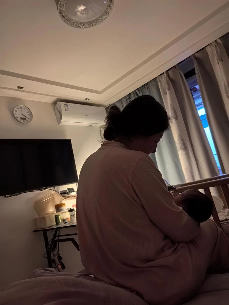 全职妈妈深夜独自在客厅疲惫身影