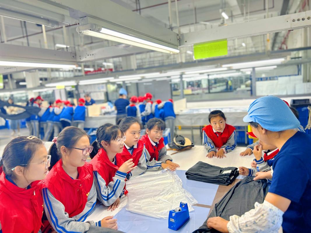 工业技术工人带小学生娃参观工厂车间场景
