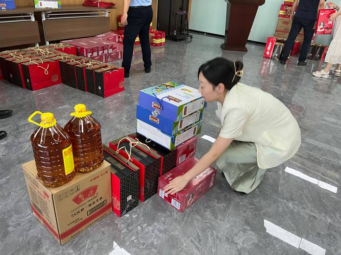 企业开学季员工福利现场发放图片