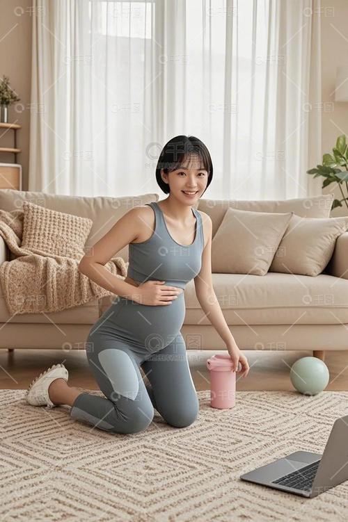 孕妇居家慢走扶腰放松场景