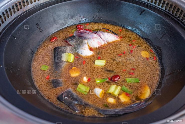 湖北南漳五渔村农家柴火炖水库鱼