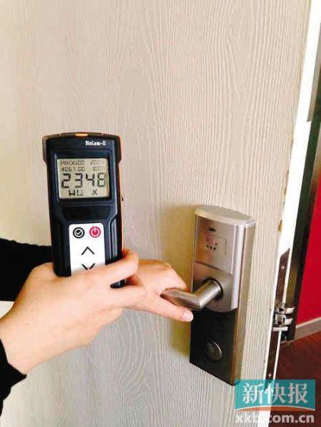 入户门把手开关面板细菌采样实验图
