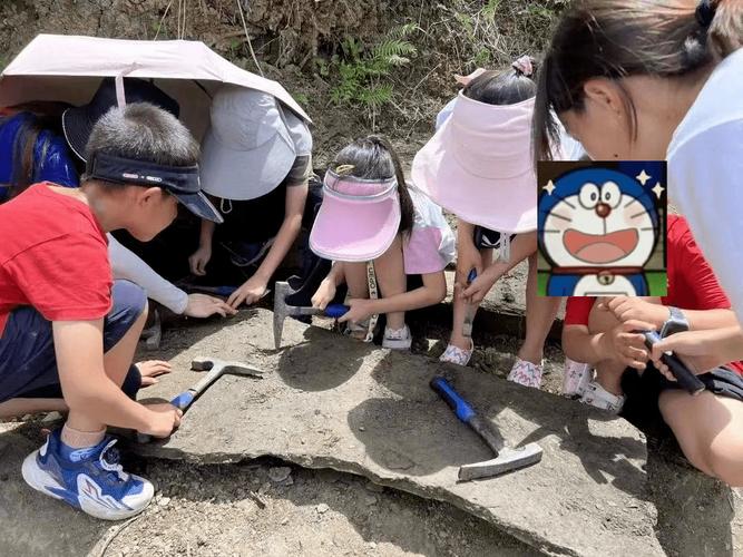 工业工程师亲子周末郊外挖化石休闲场景