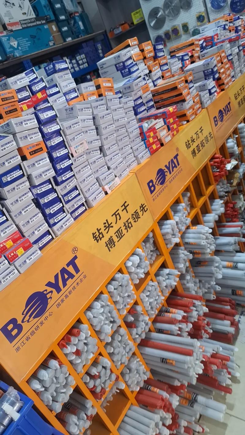 钻头厂家仓库货架整齐摆放的成品钻头