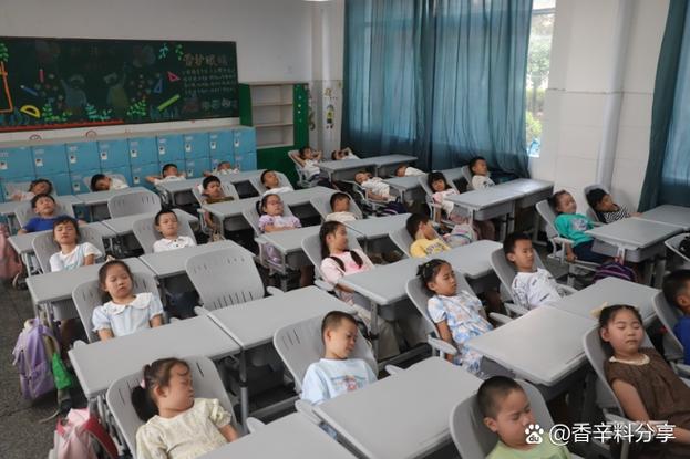 小学课间教室外休息学生场景图
