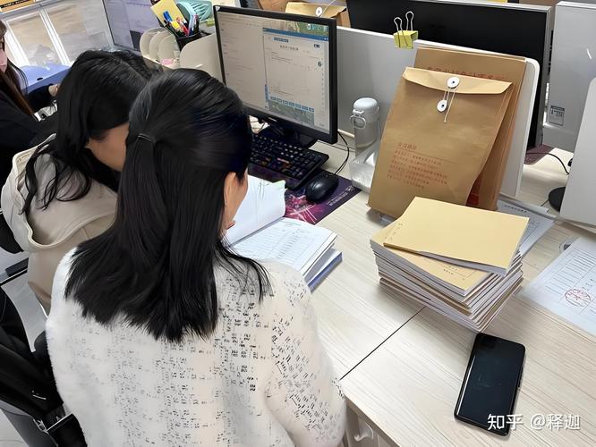 求职者在办公桌前计算薪资的表情特写