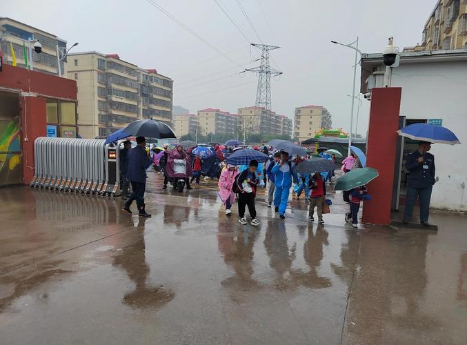 小学门口清晨值周避雨走廊照片