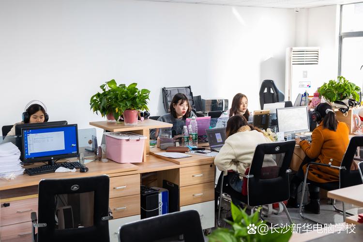 某高校技术转移办公室忙碌场景