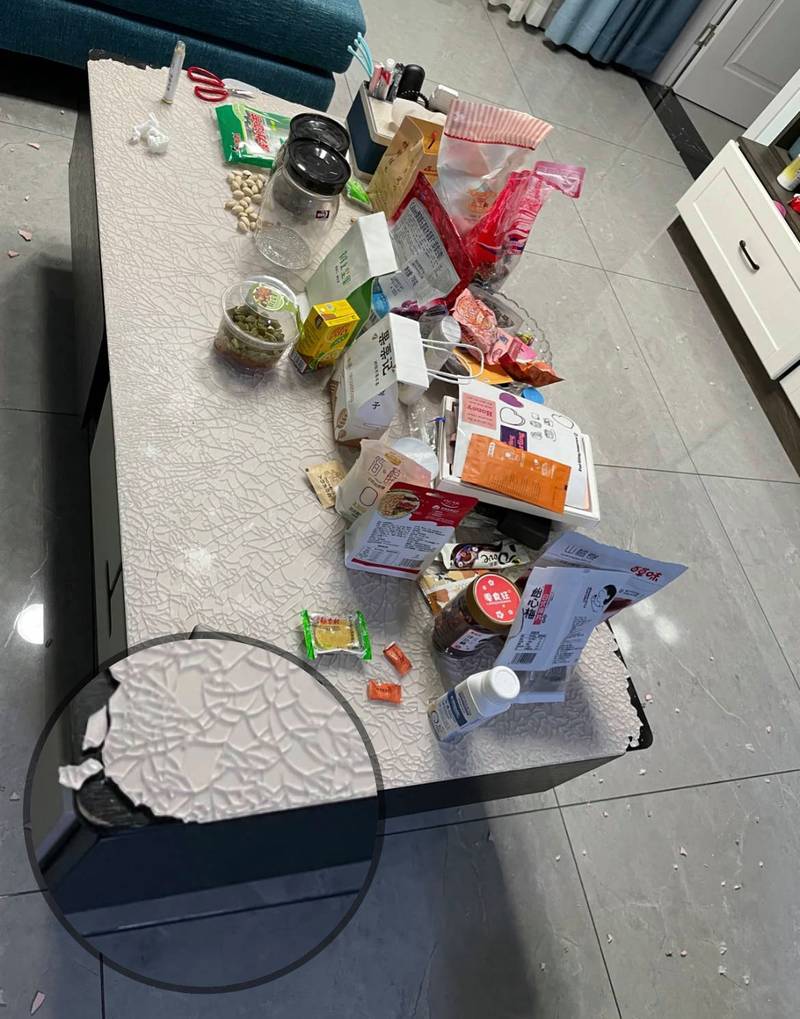 客厅茶几视角 小孩摊开的三张手写作文 压着半块橘子糖