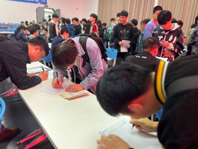 应届毕业生签订劳动合同场景实拍