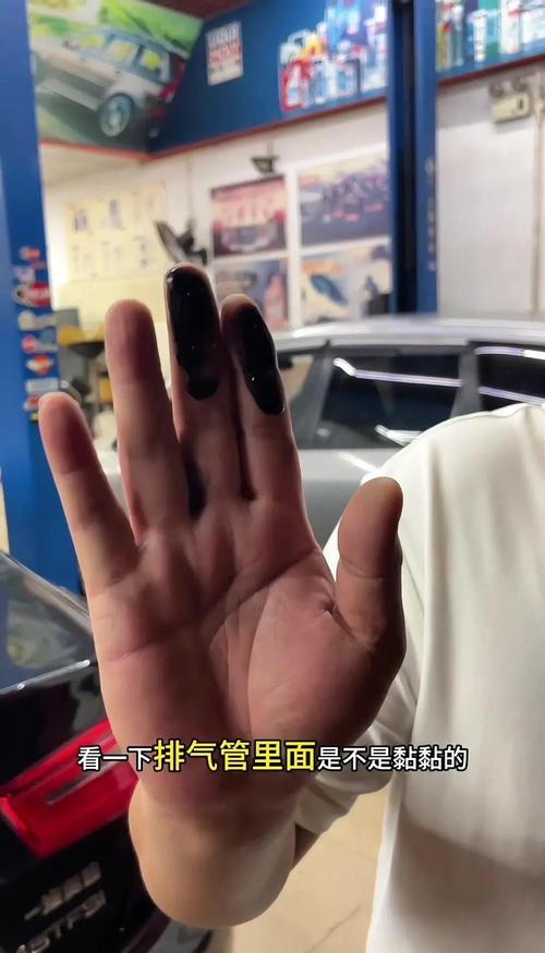 汽修店师傅手指摸汽车排气管内壁判断烧机油