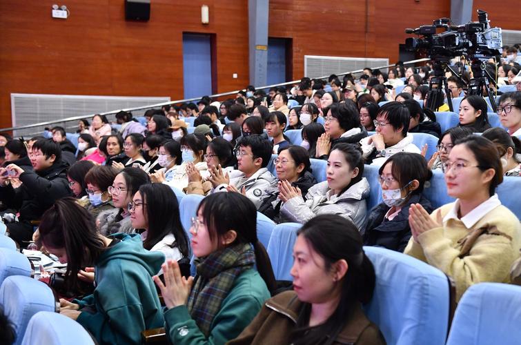 公众演讲台下观众微笑倾听场景