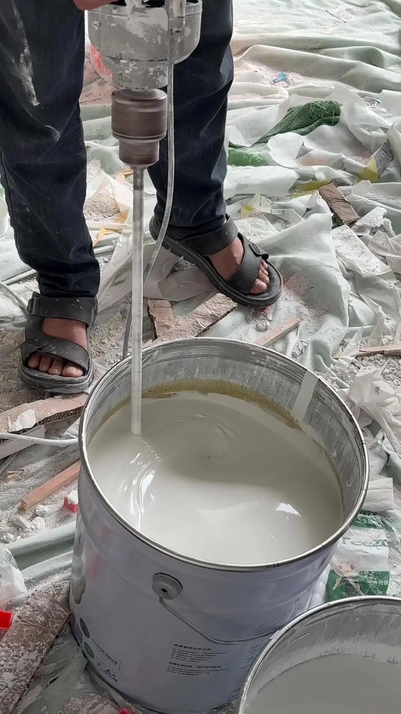 家装乳胶漆现场添加着色剂调色实拍