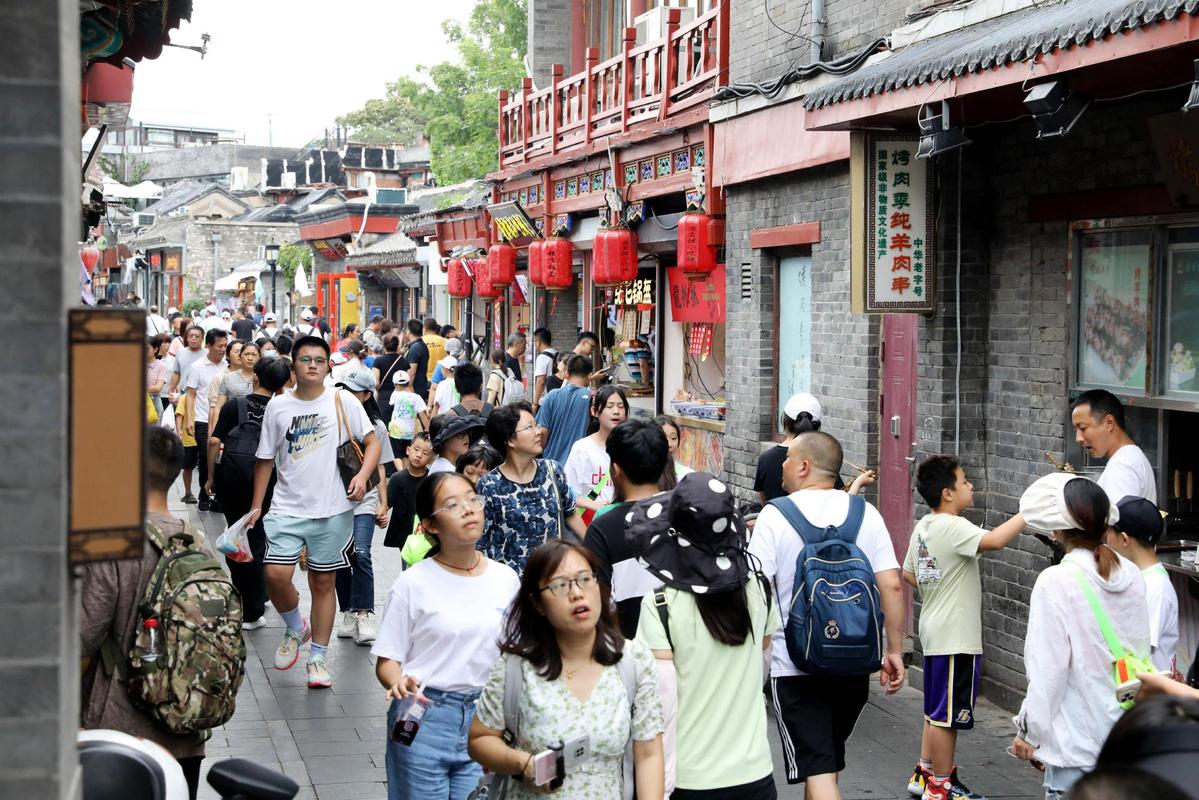 北京胡同网红店排队的游客人群