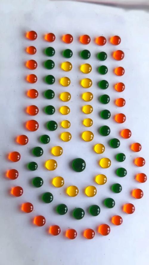 孩子用彩色糖豆摆的二进制编码作品