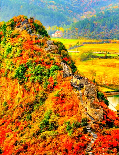 南漳春秋寨悬崖古寨秋日山景
