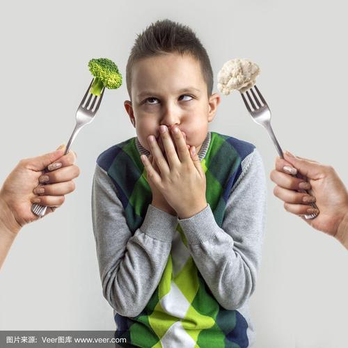 幼儿紧闭嘴巴拒绝蔬菜特写照