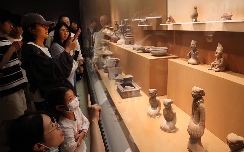 博物馆展厅里的参观者