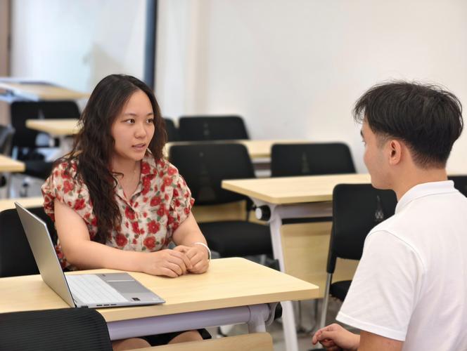 职业指导师与青年深入交谈