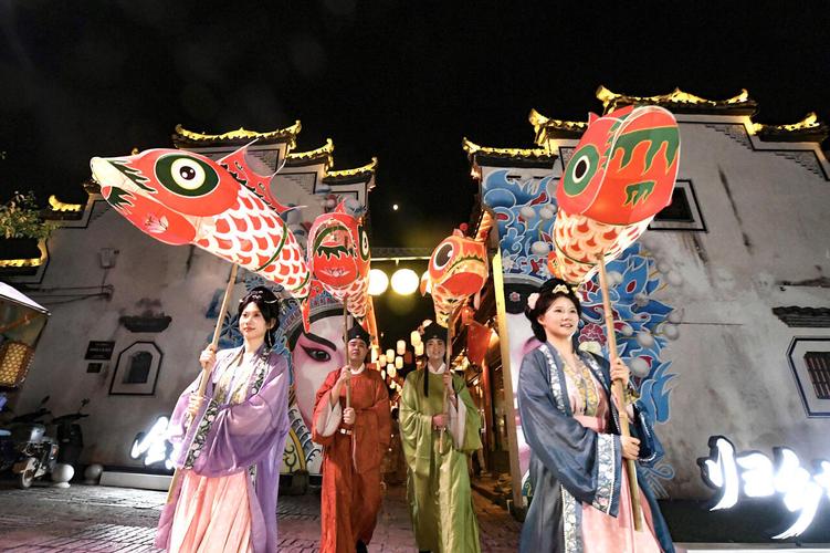 池州梅街镇正月十三八仙过海灯夜游队伍