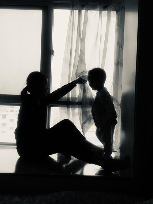 夜晚卧室门口偷听孩子说话的宝妈剪影