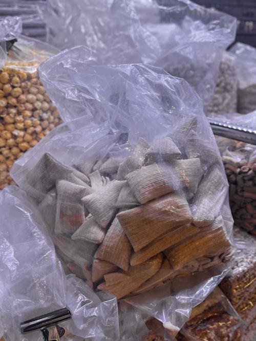 装在旧棉口罩里的炒糯米和干橘皮防潮包