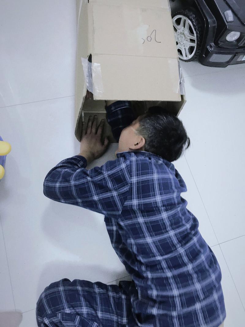 快递纸箱拼接成的儿童游戏隧道实拍图