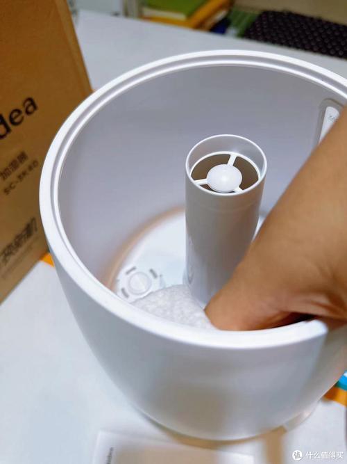 擦拭加湿器水箱内壁操作实拍