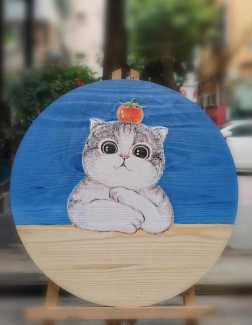 小学教室软木板上的儿童手绘猫咪画展
