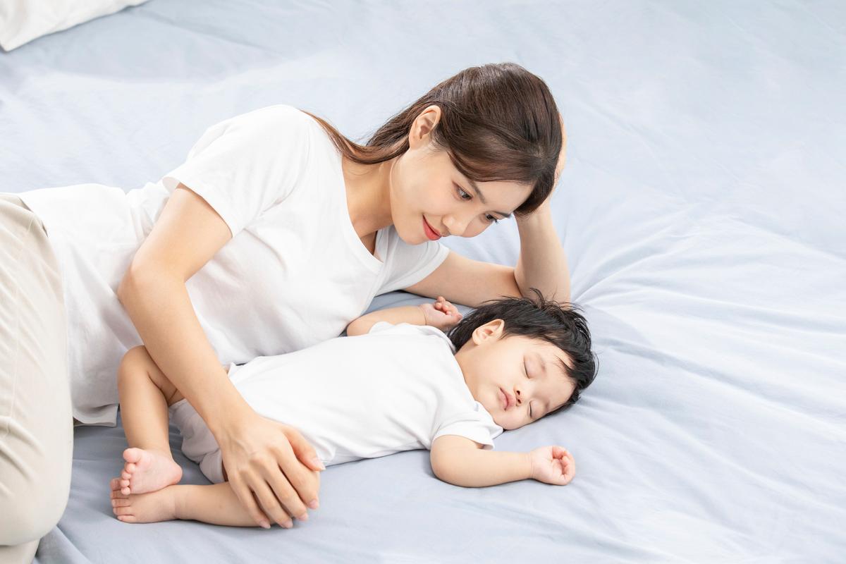 新手妈妈卧室宝宝睡前仪式实操场景图
