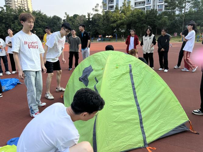 大学校园学生会组织活动搬帐篷场景